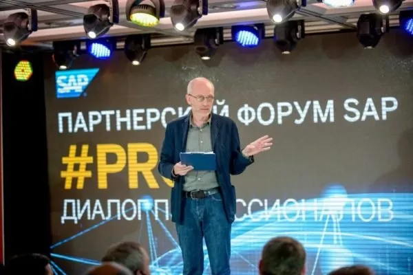 Спикер на сцене Партнёрского форума SAP