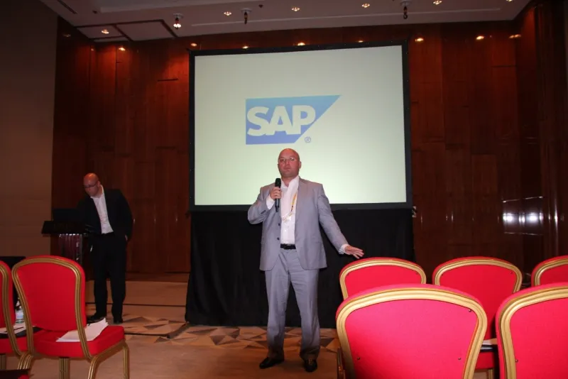 Руслан Гайнанов выступает на мероприятии SAP